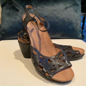 NWOB black Dansko, sz 39